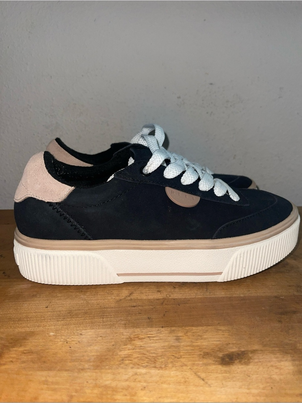 Reef Lay Day Lift Women’s Cushion Comfort Lace Up Sneakers Black And Beige Sz 7